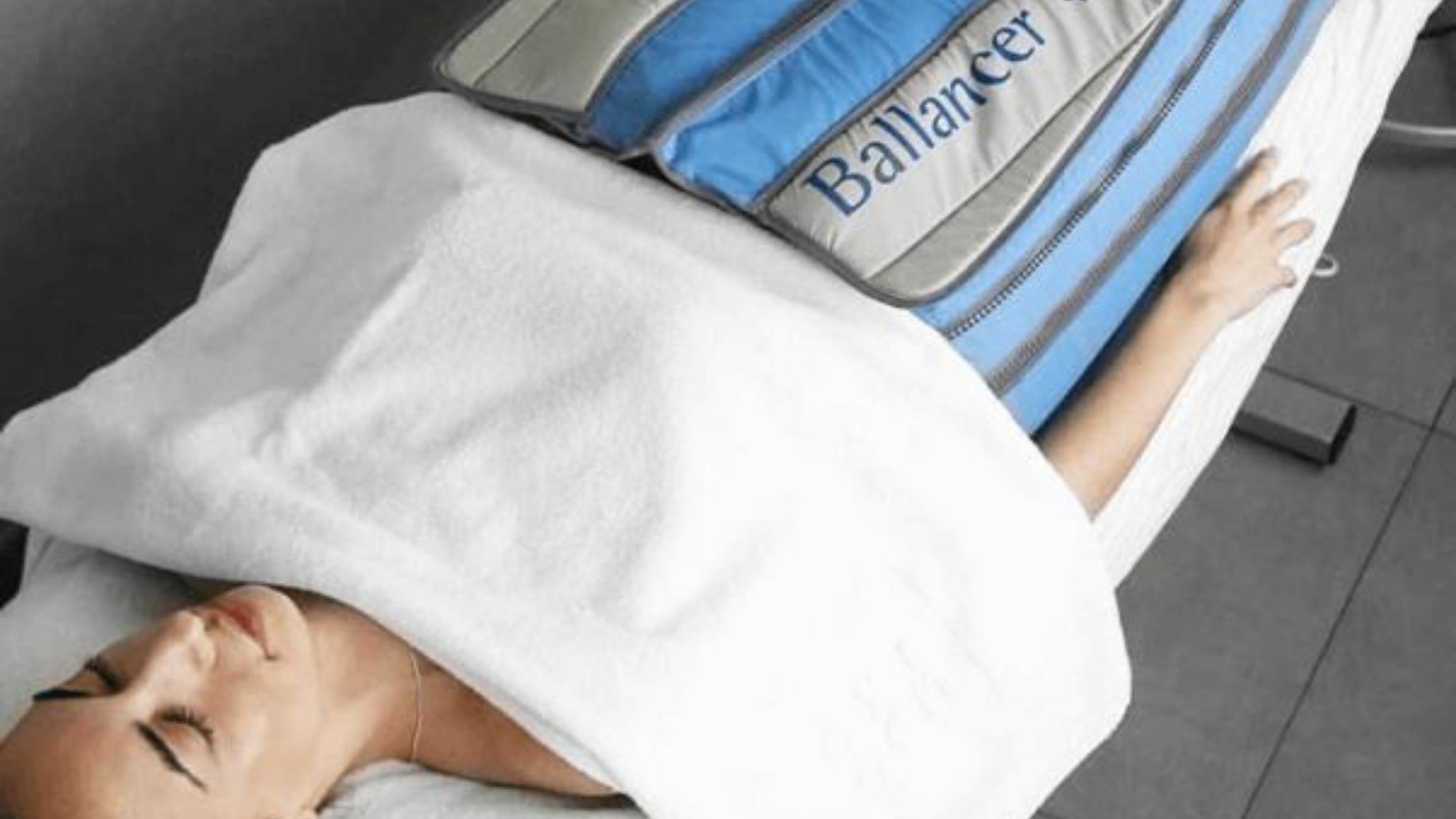 lady getting lymphatic drainage massage by body ballancer